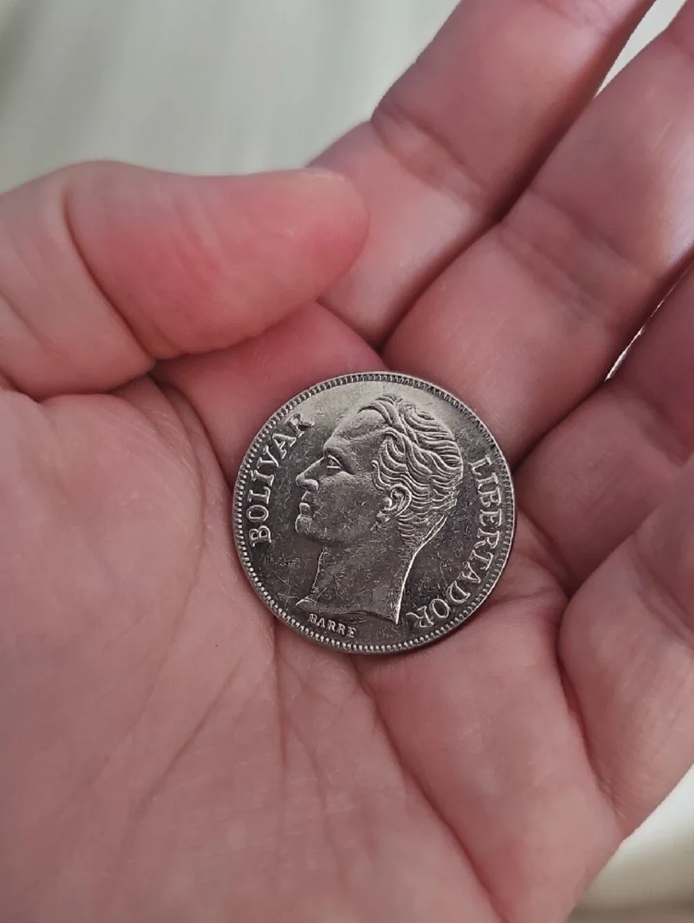 1990 Venezuelan 5 Bolivares Silver Tone Coin